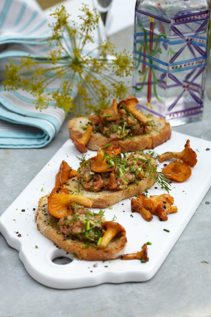 KANTARELLTOAST MED LAXTARTAR på vit skärbräda