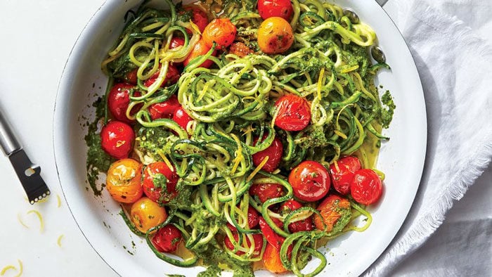 Zoodles med pesto och tomater