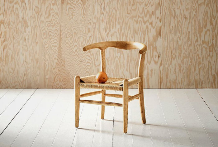Silla de madera diseñada para niños.