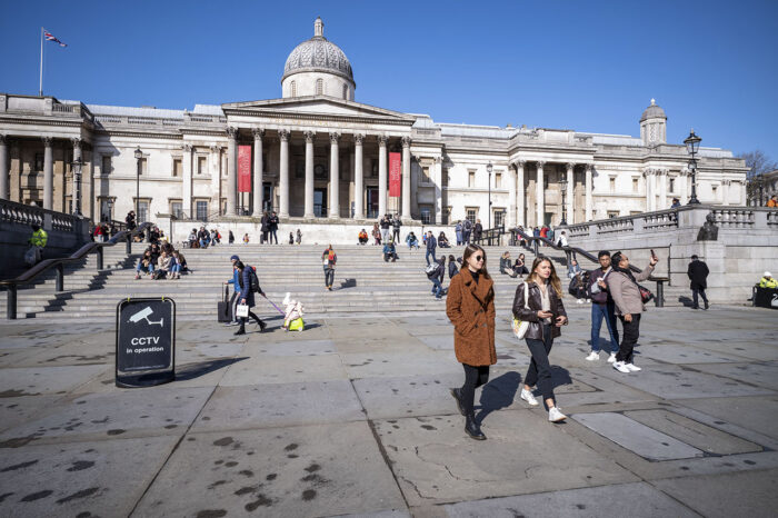 Trafalgar square i London.