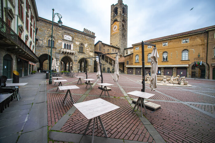 Enslig uteservering i Bergamo, Italien.