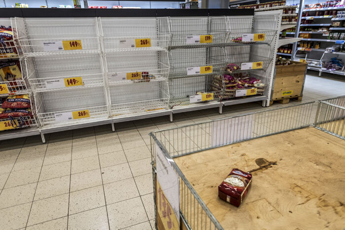 Tomma hyllor i butik