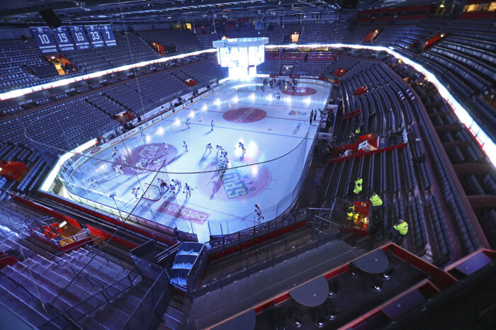 Saab arena tom på publik